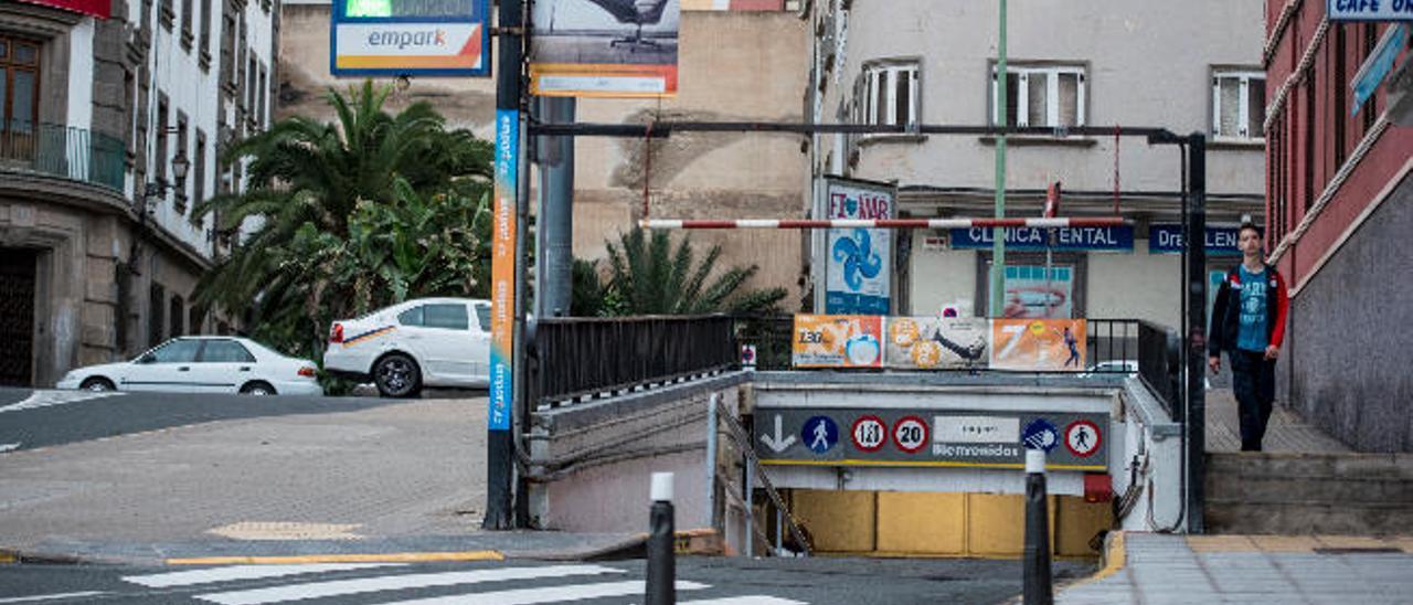 Una de las entradas al aparcamiento de San Bernardo, cerrado desde hace más de dos semanas.