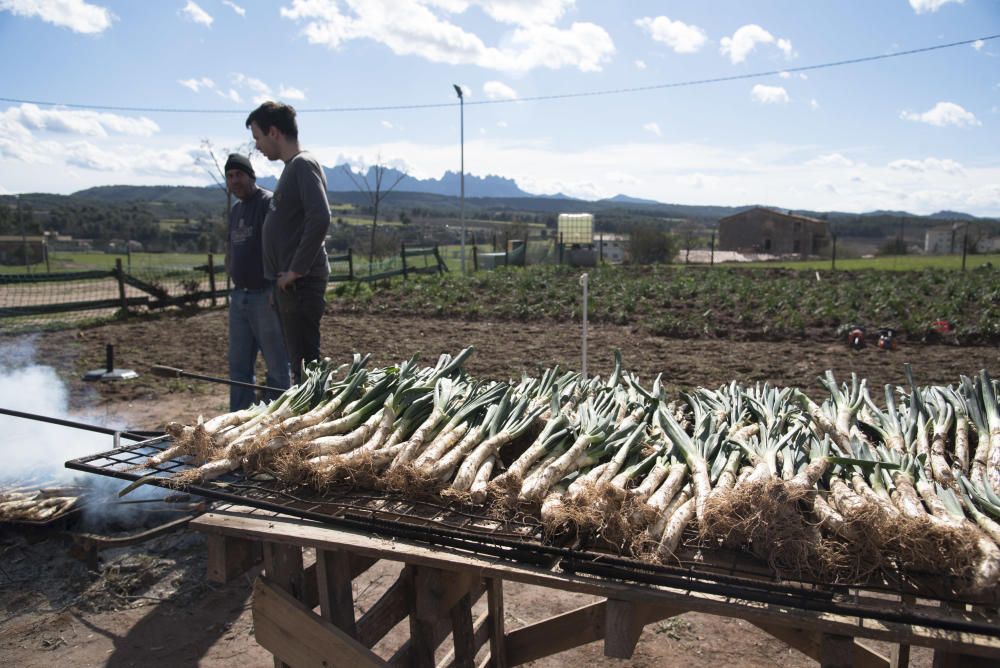 Famílies vingudes d''arreu de la Catalunya central i també de fora comparteixen àpat a Manresa amb productes de la terra