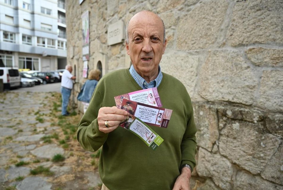 Un amante del toreo con sus entradas