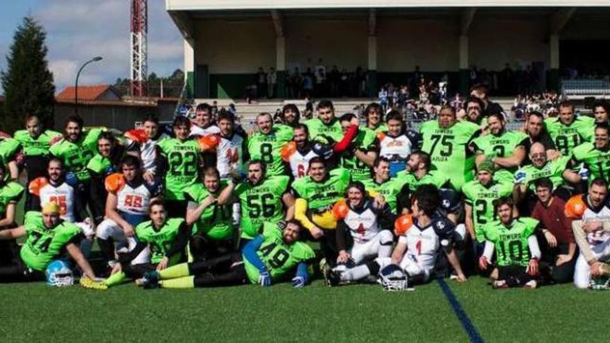 Jugadores de Cazuza Towers y A Estrada Bestas sobre el césped del Dani Mallo de Cambre.