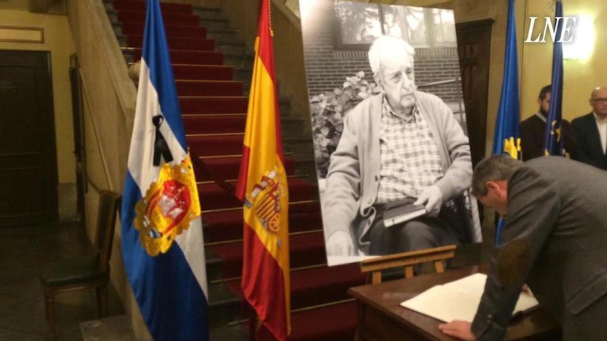 Firmas en recuerdo del fallecido Fernando Morán en Avilés