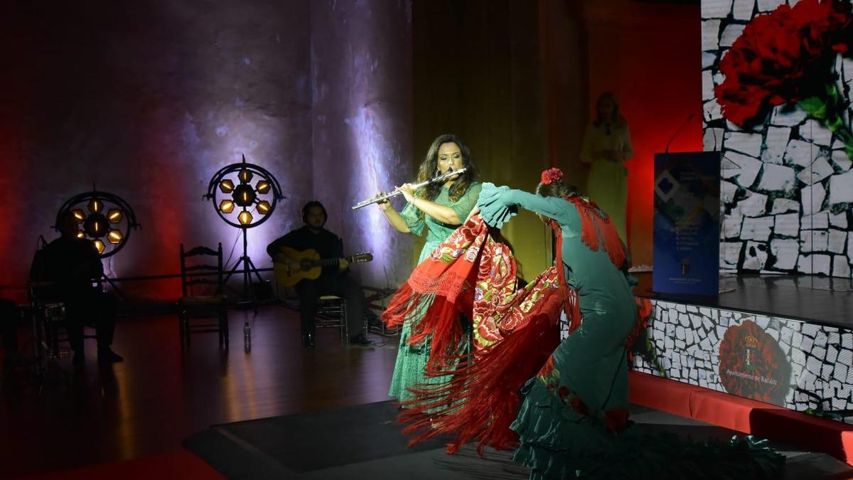 La flautista Ostalinda Suárez durante una de sus actuaciones en la gala de los Premios Ciudad de Badajoz.