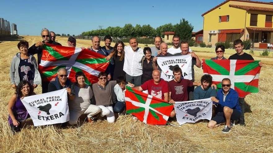 Familiares y amigos del etarra Ugarte, ayer, a las puertas de la cárcel de Topas (Salamanca). // EP