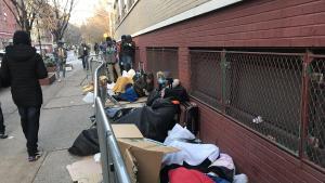 Antigua escuela católica de Santa Brígida, en el East Village, donde los migrantes tramitan la petición de camas en refugio o pueden aceptar un billete gratis para irse de Nueva York.