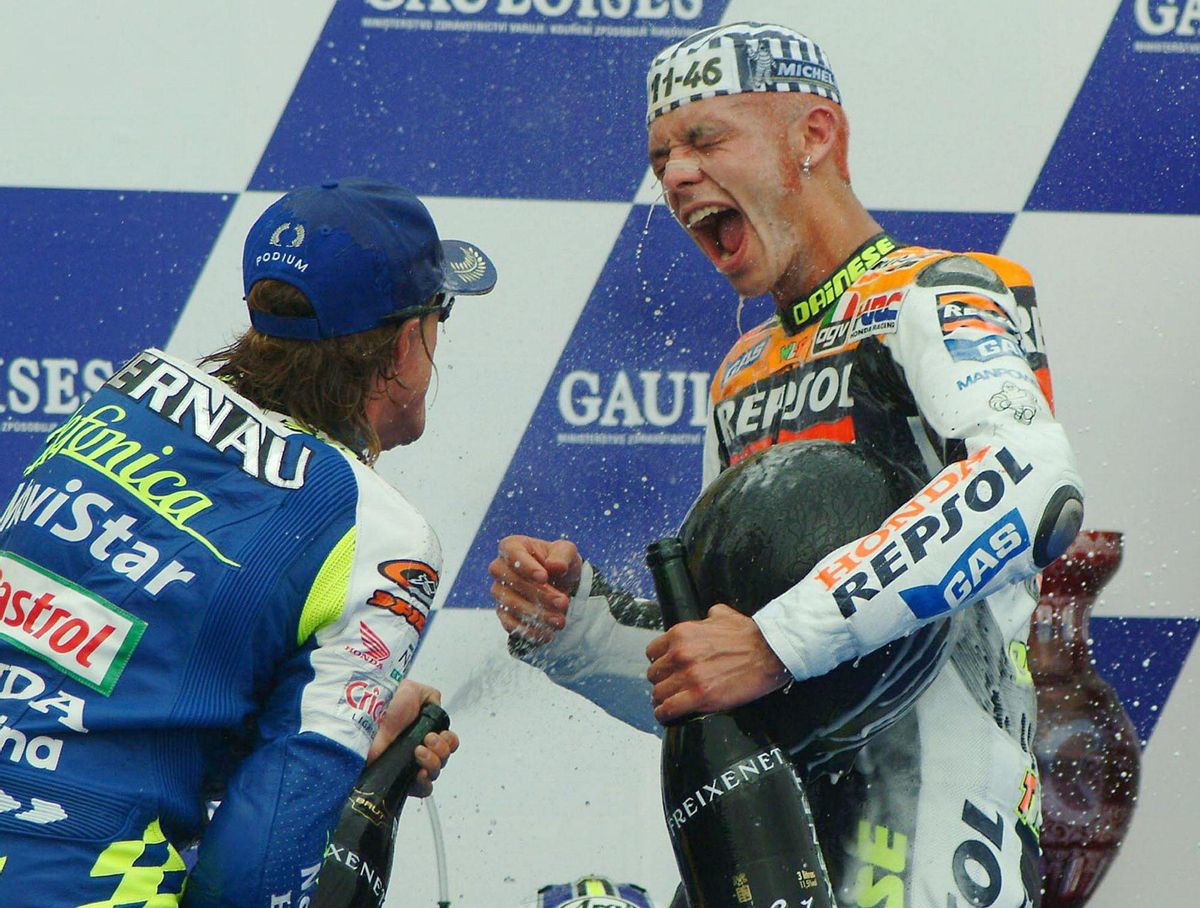 Valentino Rossi celebra su victoria en el podio de Brno en 2003 con Sete Gibernau.