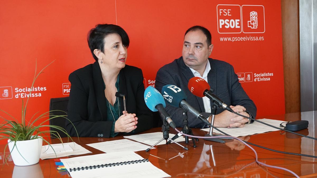 López y Torres, durante la rueda de prensa en el despacho del PSOE en el Consell de Ibiza.
