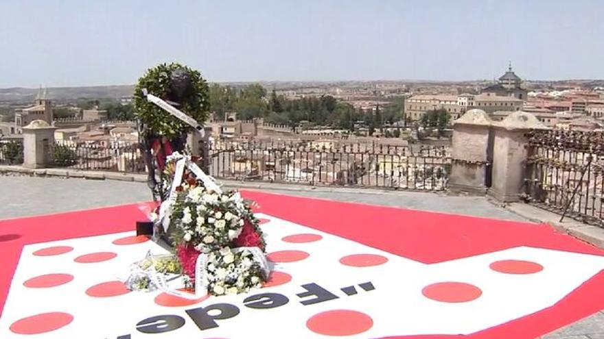 La estatua de Bahamontes en Toledo se convierte en un altar improvisado tras su fallecimiento