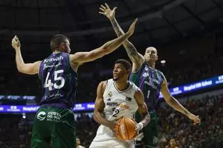 El Unicaja fuerza el cuarto partido en una final loca y con polémica