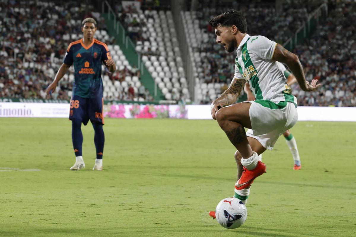 Dani Tasende protege el esférico durante el pasado Córdoba CF-Girona en El Arcángel.