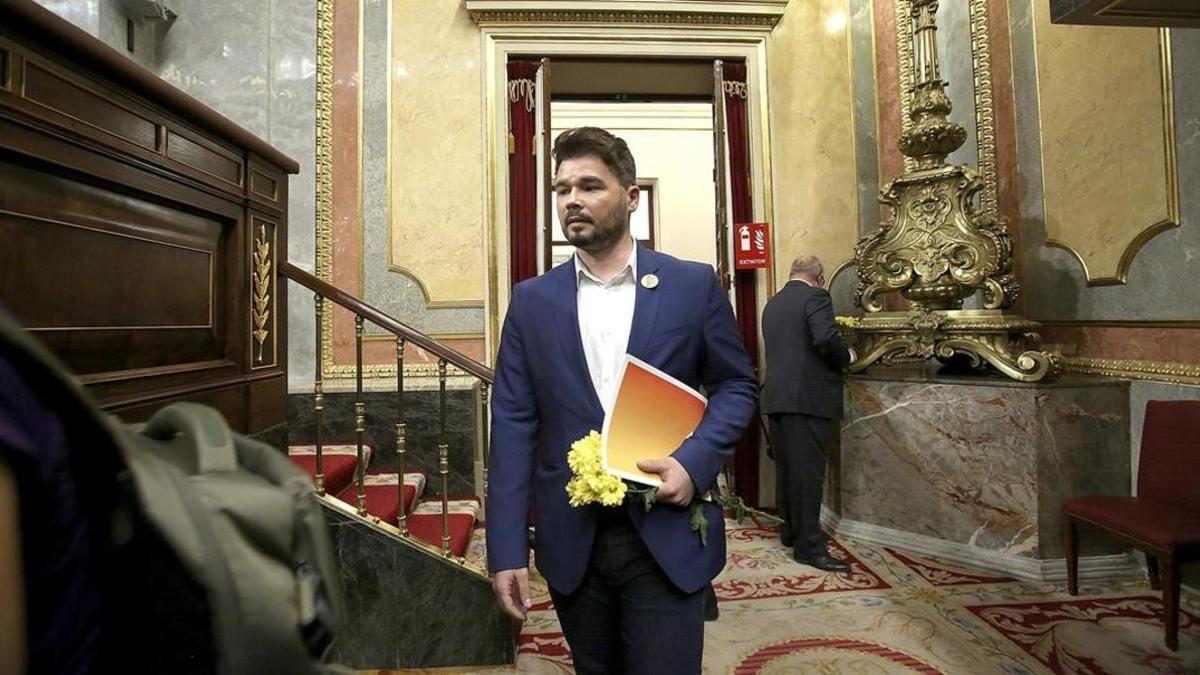 Gabriel Rufián, con unas margaritas amarillas en la primera sesión de la investidura de Pedro Sánchez