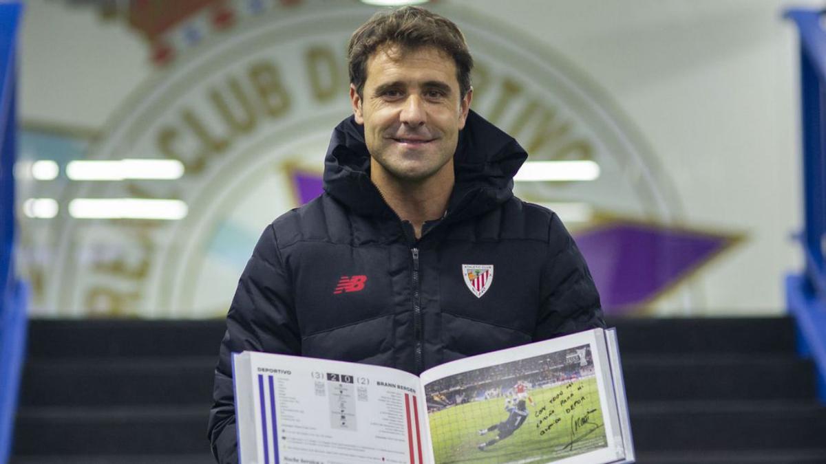 Dani Aranzubia, ayer en el túnel de vestuarios de Riazor. |  // RCD