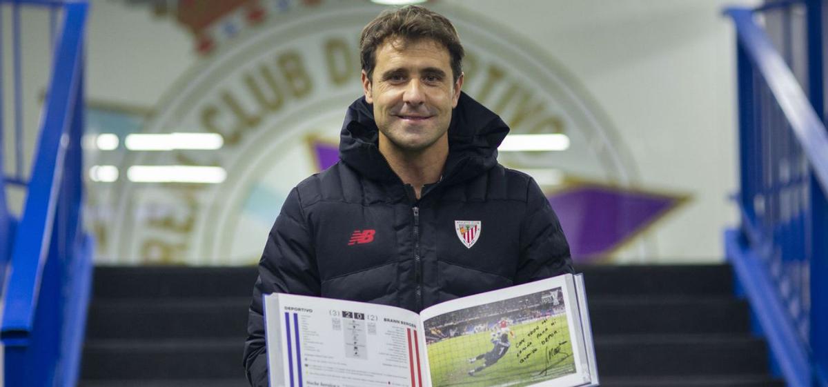 Dani Aranzubia, ayer en el túnel de vestuarios de Riazor. | // RCD