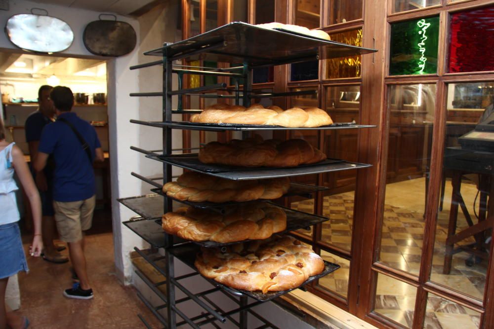 Neuer Bäcker in Traditions-Bäckerei Forn des Teatre