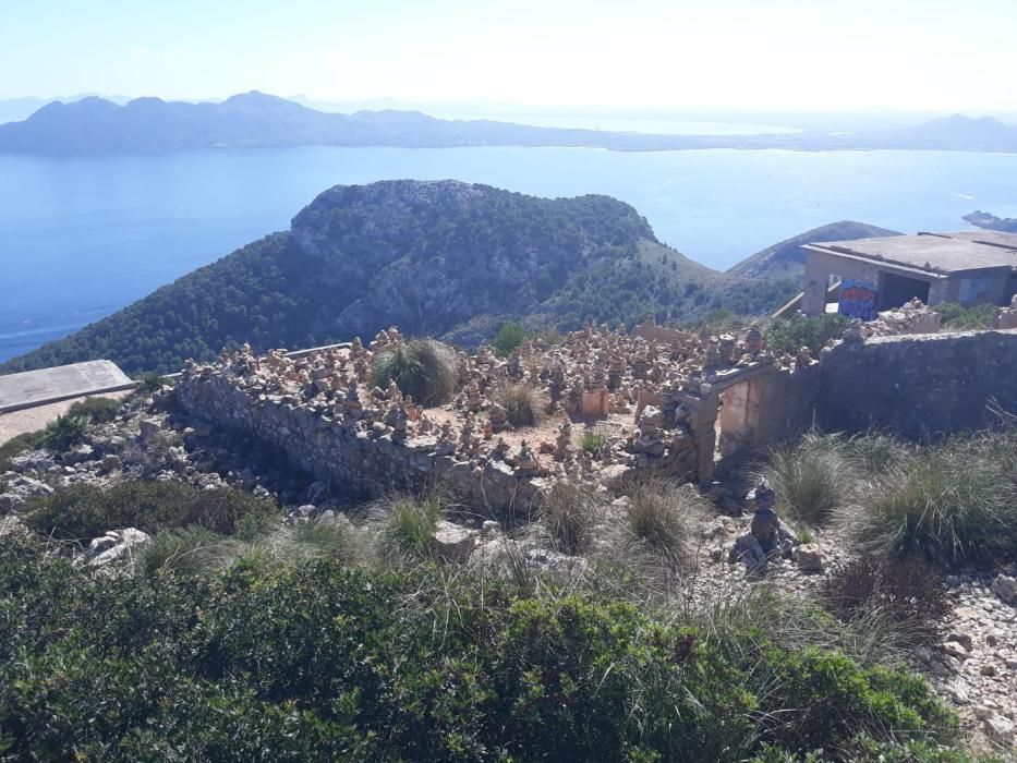 Los Agentes de Medio Ambiente retiran decenas de montoncitos de piedras de la Talaia d'Albercutx (Pollença)