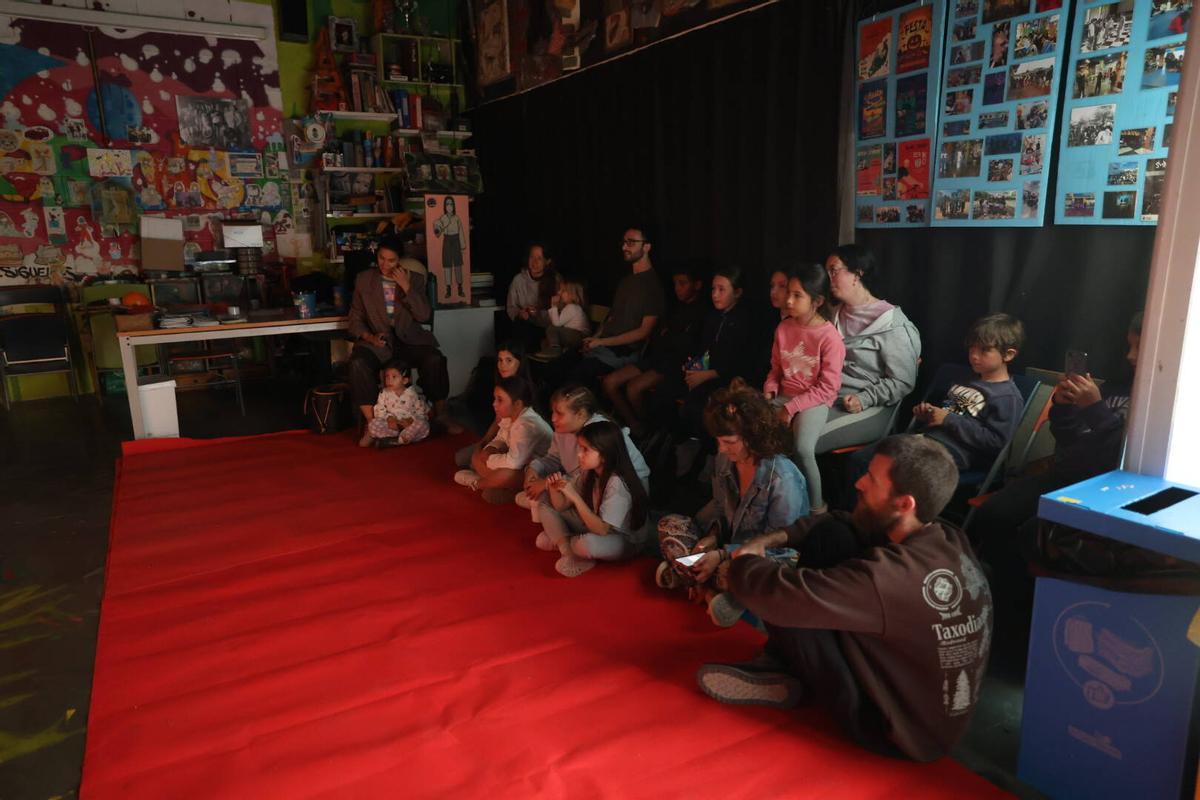 Les famílies atenent a l'espectacle al Casal Xerinola a Sant Jordi.