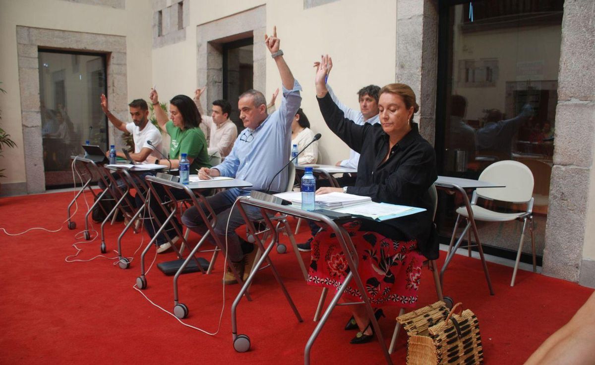 Los concejales del PSOE de Llanes, ayer, con una silla vacía por la ausencia de Antonio Trevín –en la imagen de la izquierda–. | RAMÓN DÍAZ / ÁNGEL GONZÁLEZ
