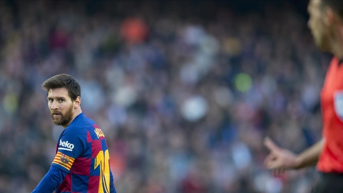 Cuadra Fernández, el árbitro del Barça-Getafe, se dirige a Messi en el Camp Nou.