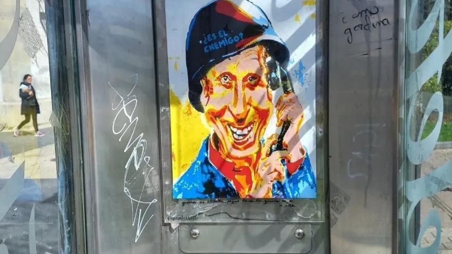 &quot;Gamberr@rte&quot; vuelve a pintar en la Pola: un retrato del humorista Gila en una cabina telefónica para expresar el absurdo de la guerra