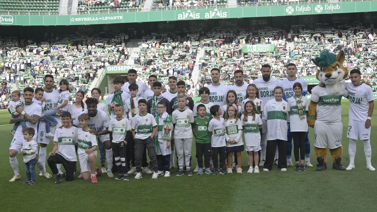 Los jugadores del Elche, con camisetas a ánimo a Borja Garcés y con pequeños aficionados antes del partido.