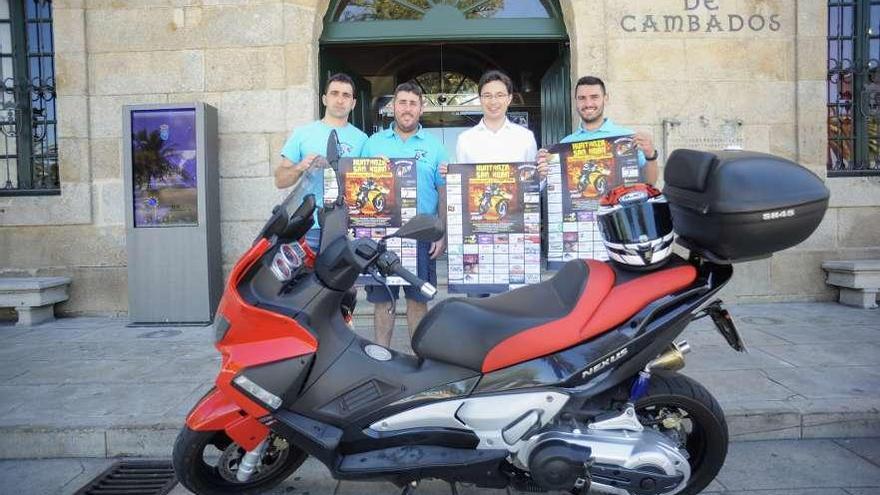 La presentación, ayer al mediodía frente a la casa consistorial de Cambados. // Iñaki Abella