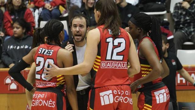 Canut dona ordres a Sykes i Tolo. | MARC MARTÍ