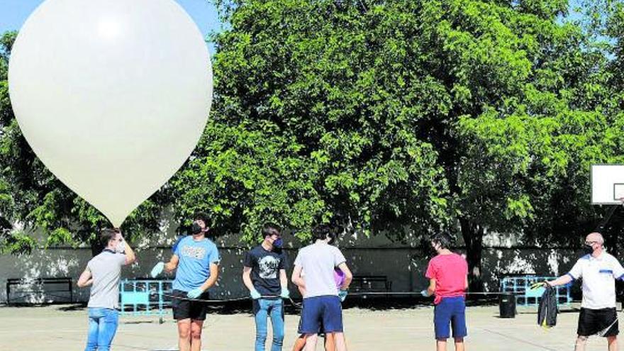 Los alumnos preparan la cápsula galaSAT 6 para ser lanzada a la estratosfera.