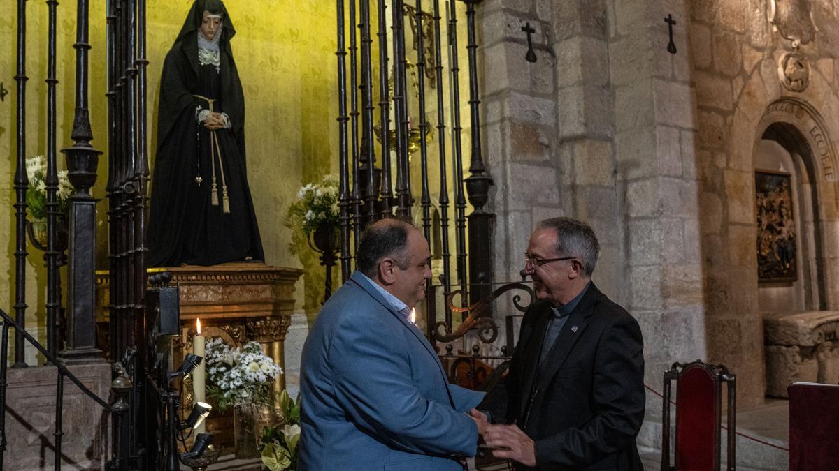El presidente de Jesús Nazareno y el obispo de Zamora se saludan ante la imagen de la Soledad