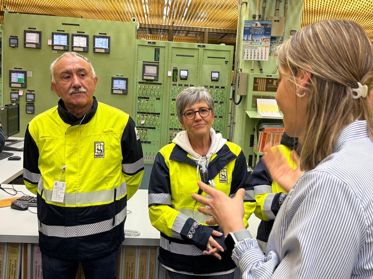 Pepe Álvarez y Patro Sánchez, durante la visita a una de las salas de control de la central.