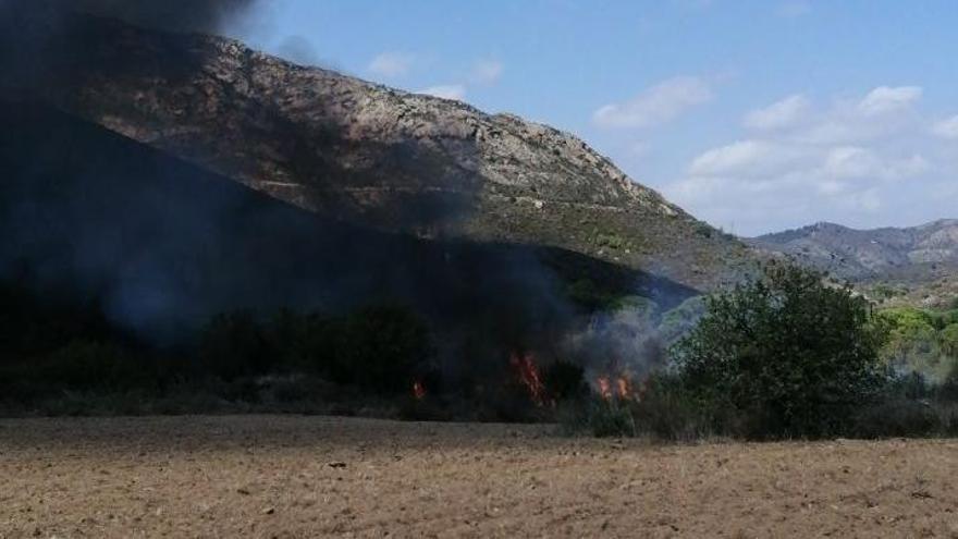 Estabilitzat l&#039;incendi que crema a Vilajuïga entre l&#039;N-260 i les vies del tren