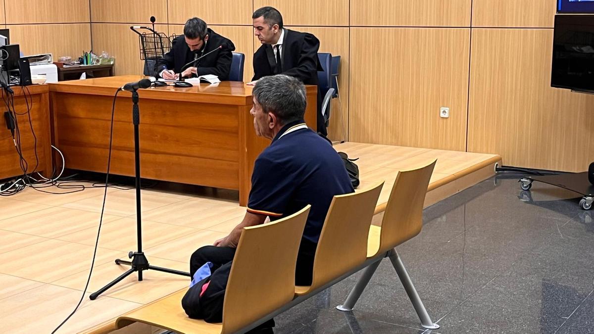 El cuidador que estafó al octogenario, al que mantenía en condiciones insalubres, durante el juicio celebrado este miércoles.