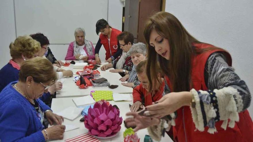 Participantes en un taller de manualidades con servilletas, ayer en la sede de Cruz Roja Benavente.