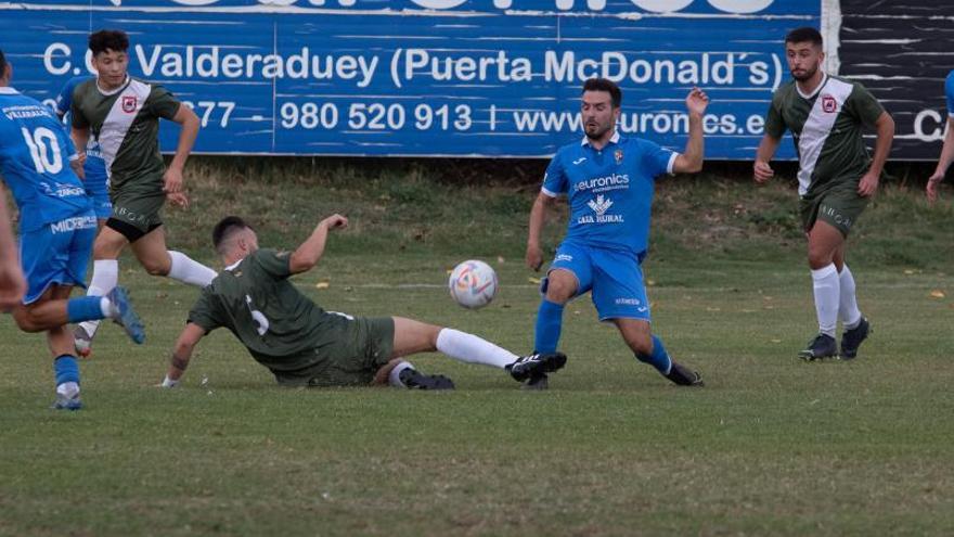 Un jugador del CD Villaralbo trata de conectar con sus delanteros pese a la entrada de un rival. | Ana Burrieza