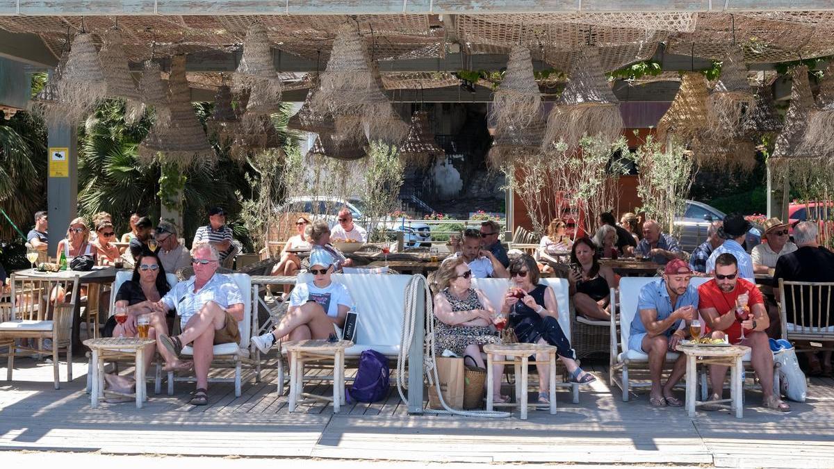 Clientes de un restaurante este verano en Alicante.