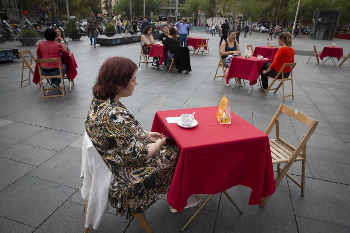 Campaña del Hospital Sant Joan de Dèu Cafè Solidari contra la soledad no deseada en la plaça Universitat de Barcelona