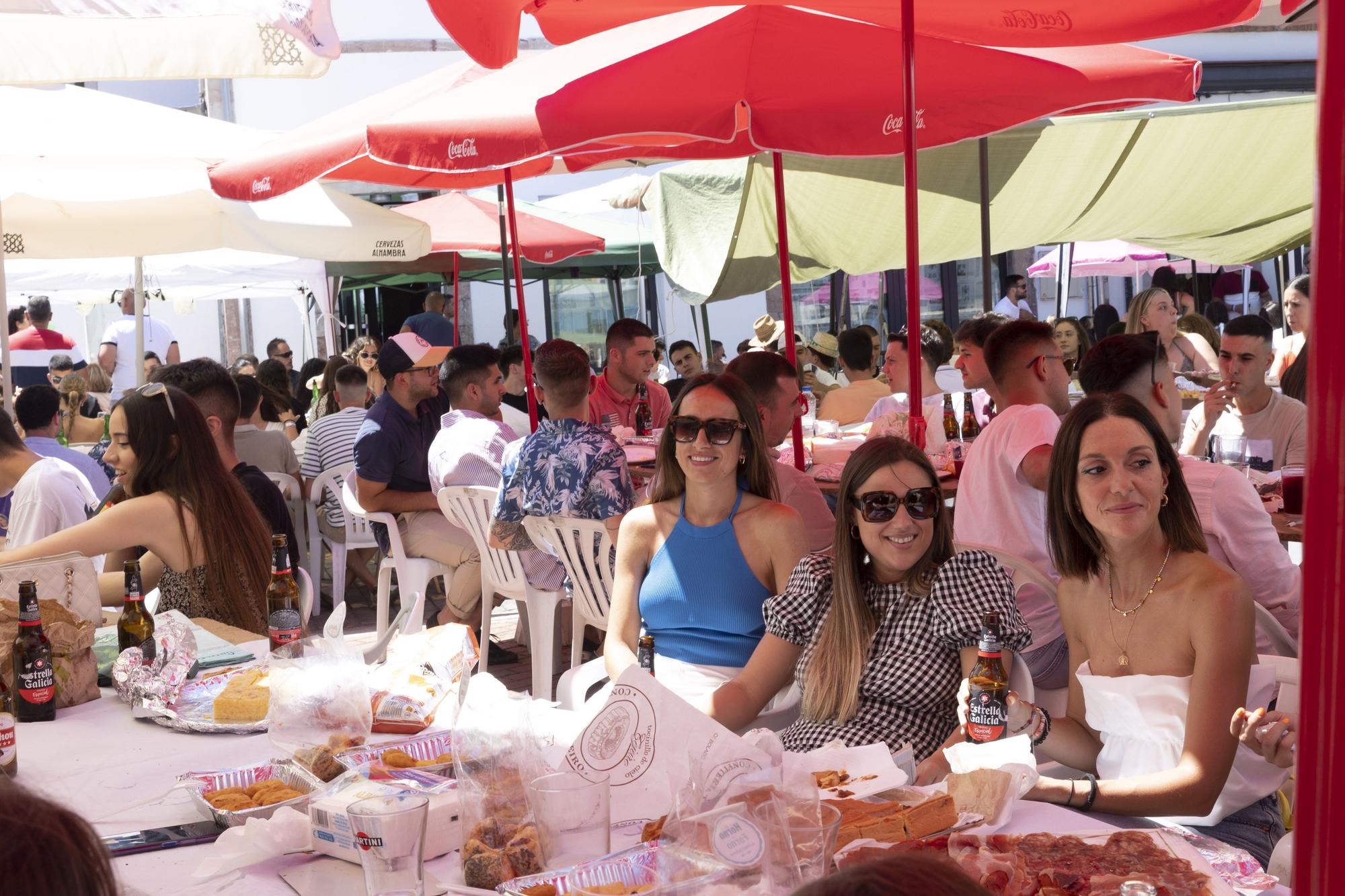 Grado hasta la bandera: lleno total en la comida en la calle de la villa moscona, más multitudinaria que nunca