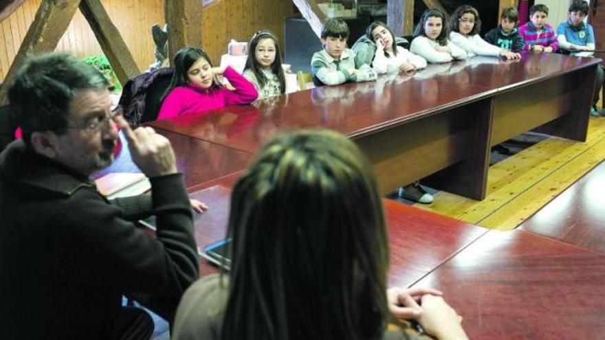 Mañanes explica cómo funciona el pleno a escolares de Primaria del colegio El Pinar.