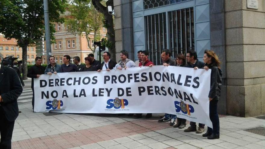 Los policías, en la concentración celebrada esta mañana