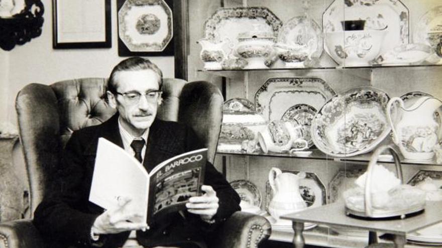 José Ángel Angosto García-Vaso leyendo un libro, junto a varias piezas de su colección, en una imagen de archivo