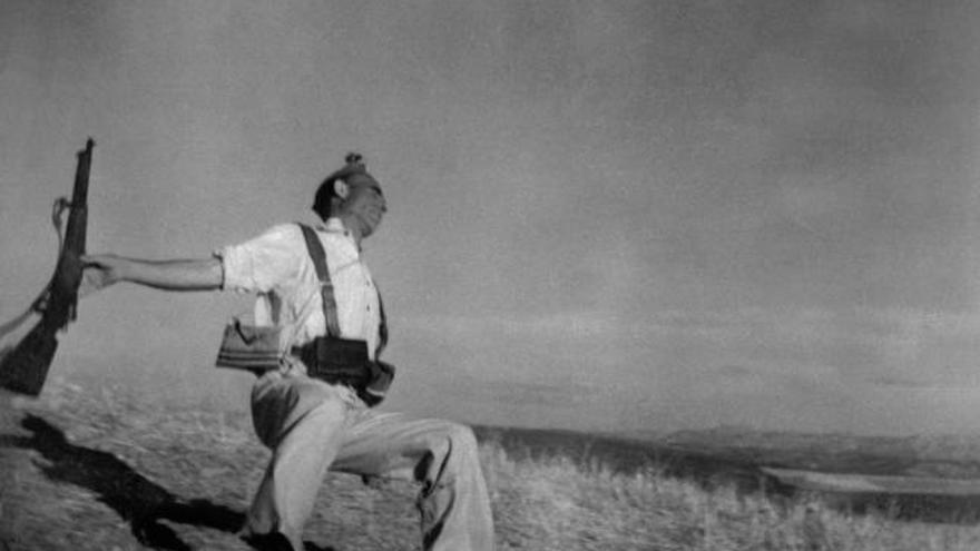 Imagen del miliciano republicano Federico Borrell García en el momento de la muerte en Cerro Muriano (Córdoba) durante la Guerra Civil española 1936, titulada &quot;The Falling Soldier&quot;, obra del legendario fotógrafo de guerra Robert Capa (1913-1954)