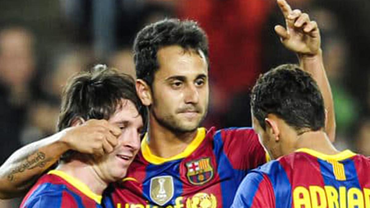Víctor Vázquez celebra el gol que marcó con el Barça junto a Messi y Adriano