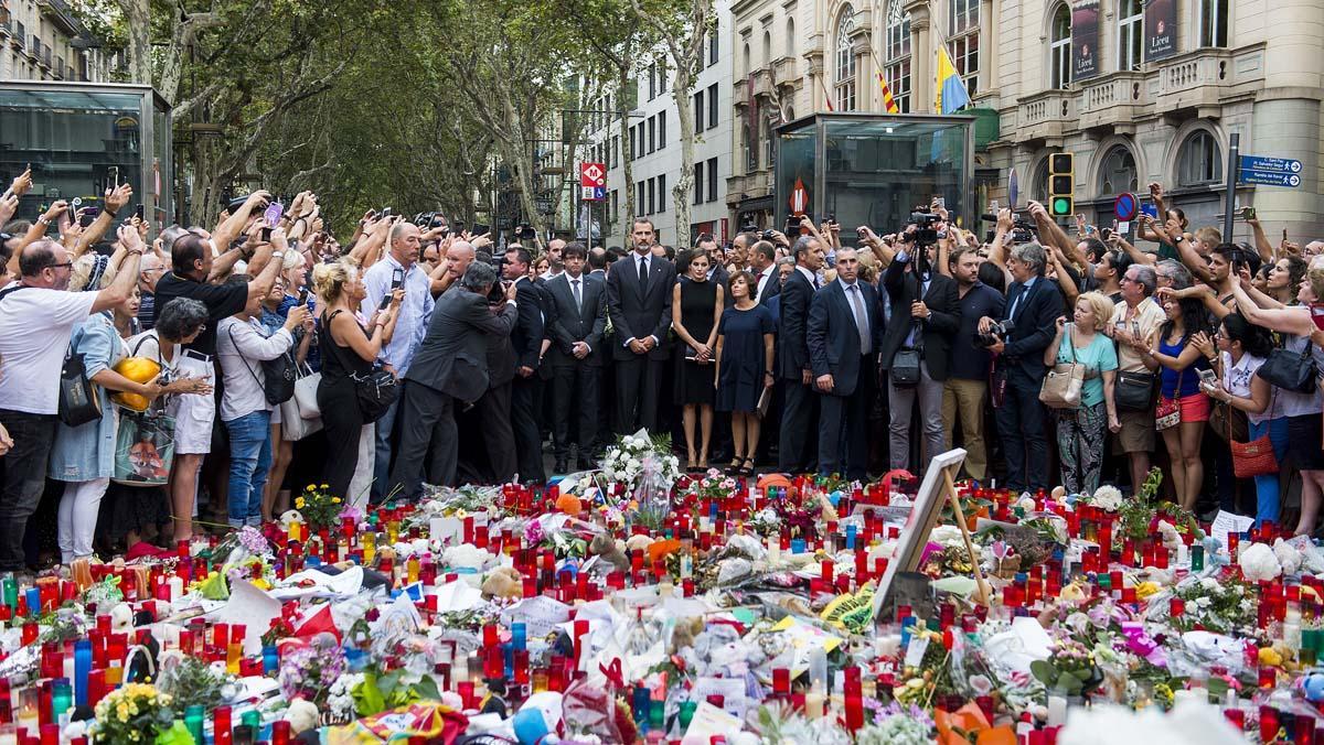 Los Reyes, Puigdemont y la alcaldesa de Barcelona, Ada Colau, han depositado un ramo de flores y una vela sobre el mosaico de Miró.