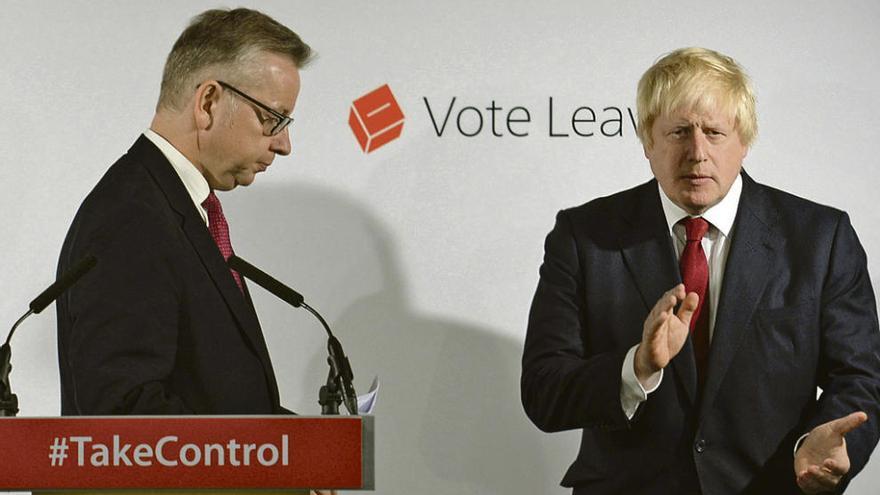 Johnson aplaude a Gove al día siguiente del referéndum del &quot;Brexit&quot;. En el recuadro, Theresa May. // Reuters/Efe
