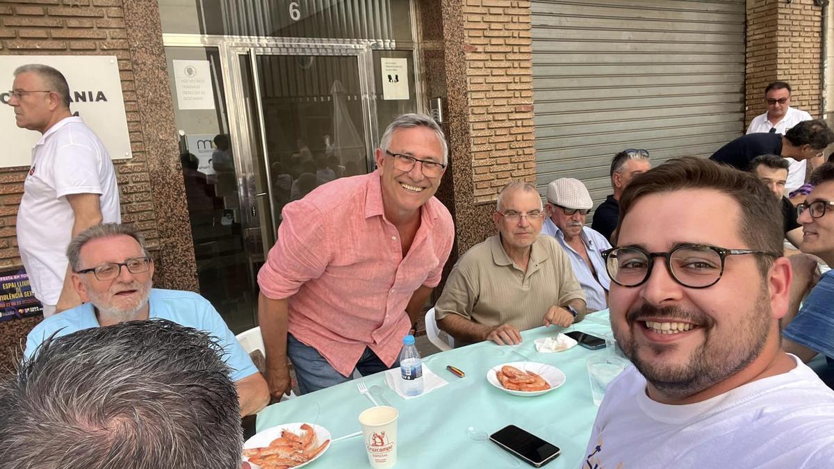 Pepe Maroto, con los socialistas Jesús Ros, Pascual Martínez y Edu Gómez, este verano