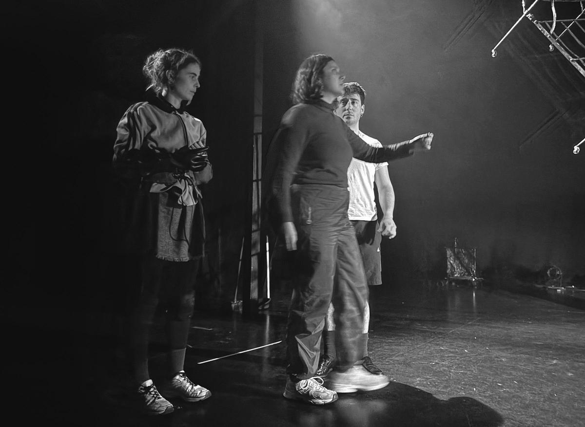 Cristina Arenas, donant indicacions als actors.