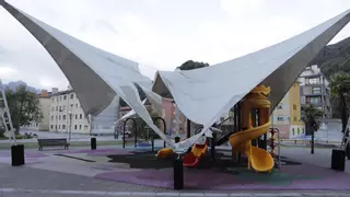 Adjudicada la colocación del nuevo entoldado en el parque infantil de Pola de Laviana