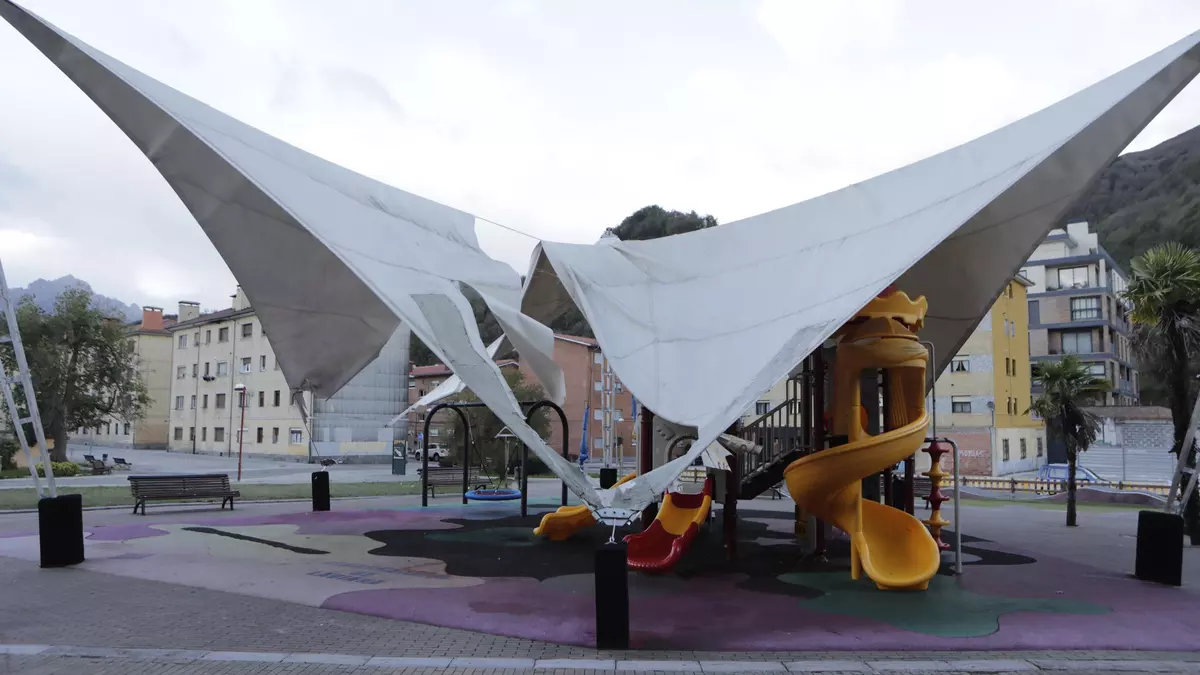 Adjudicada la colocación del nuevo entoldado en el parque infantil de Pola de Laviana