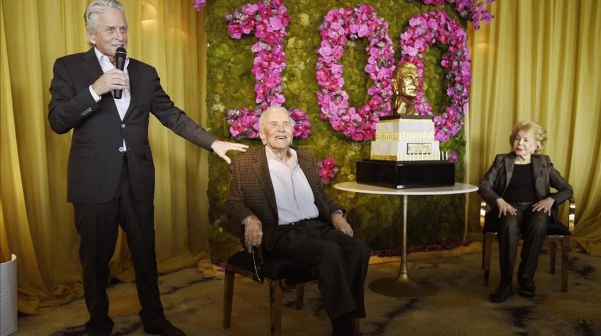 lmmarco36573914 kirk douglas  center  looks on as his son michael douglas  l161210171742