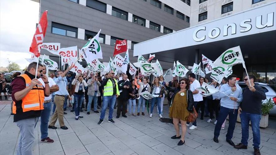 Un centenar de trabajadores de Ambulancias Tenorio protestan en Badajoz