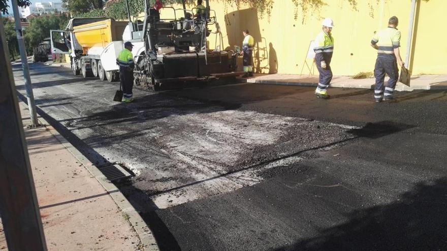 Trabajos de asfaltado en la calle Serrezuela de la zona de Añoreta.