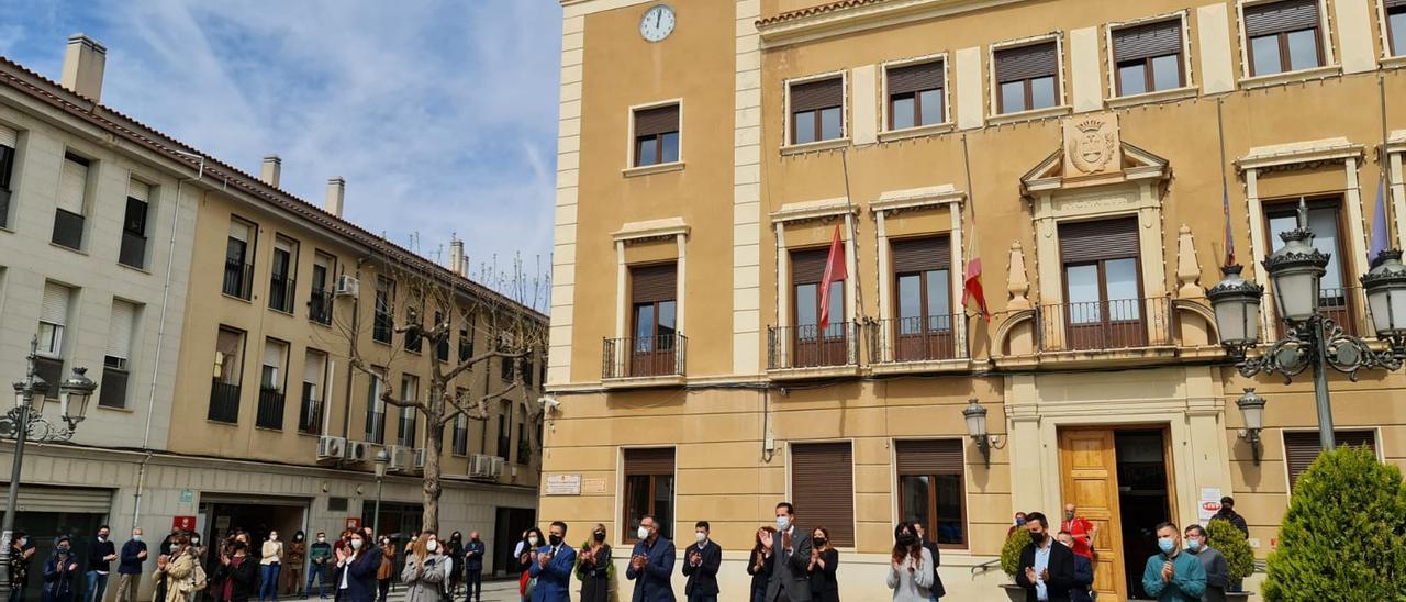 La Corporación local de Elda durante los tres minutos de silencio en la plaza del Ayuntamiento.